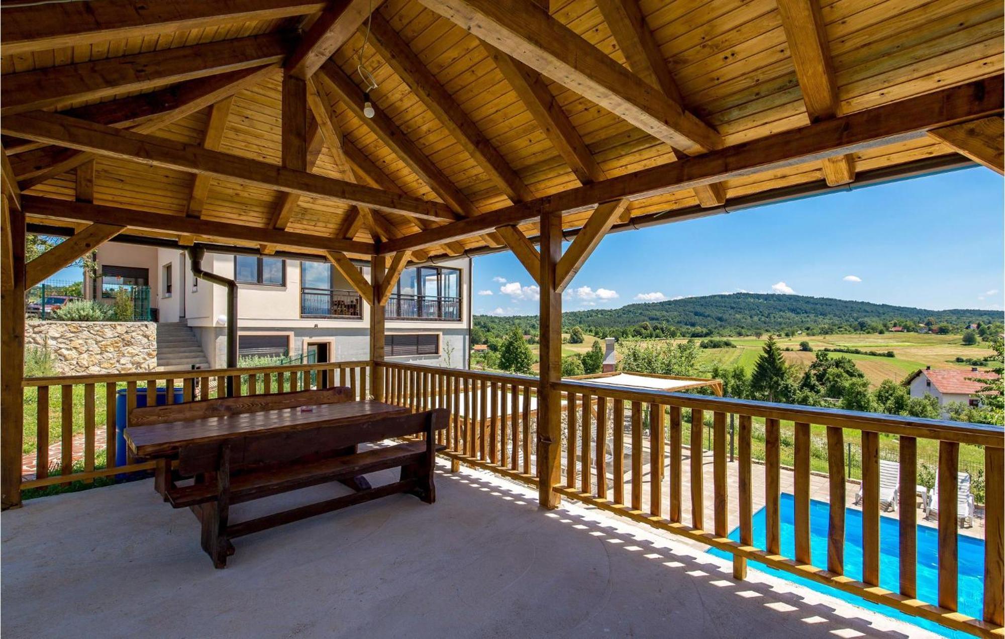 1 Bedroom Beautiful Apartment In Rakovica Eksteriør bilde