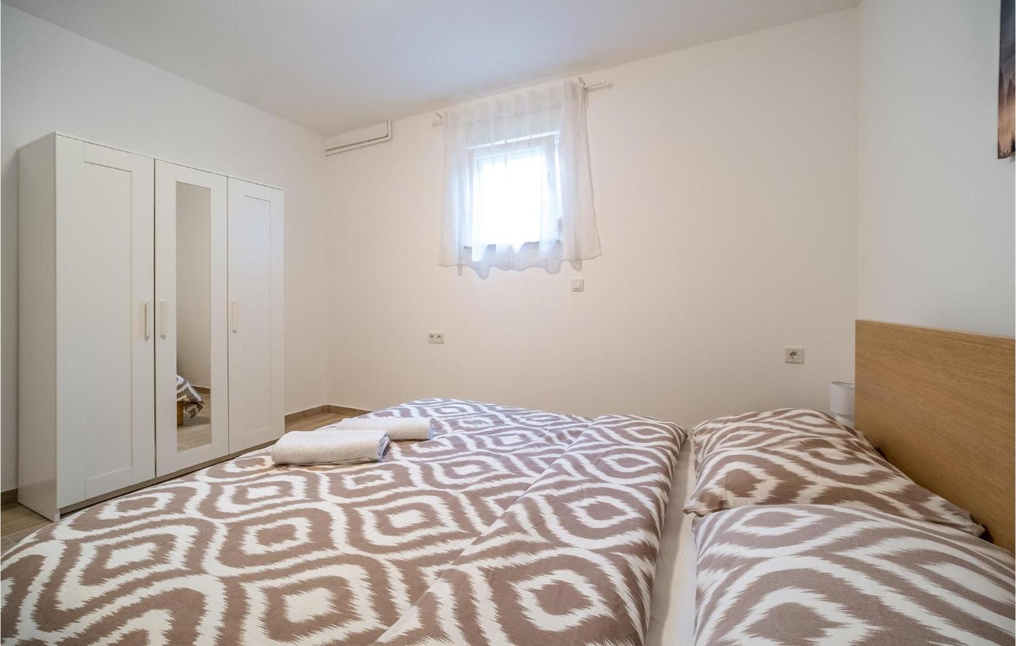 1 Bedroom Beautiful Apartment In Rakovica Eksteriør bilde